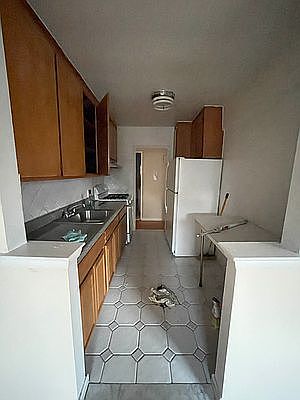 5th image of 2060 E 19th St APT 2L