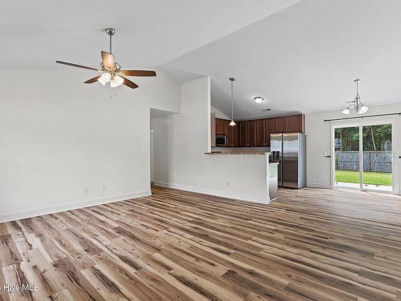 5th image of 216 Jasmine Ln