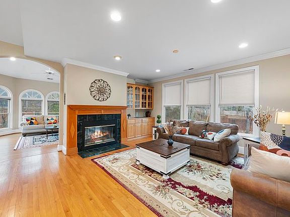 4th image of 104 Sierra Dr