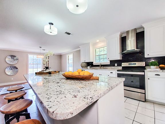 5th image of 136 Anita Dr