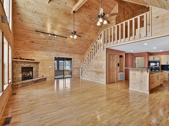 4th image of 222 Mountain Hideaway Ln