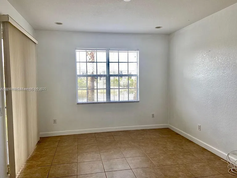 8231 NW 127th Ln — Photo 9