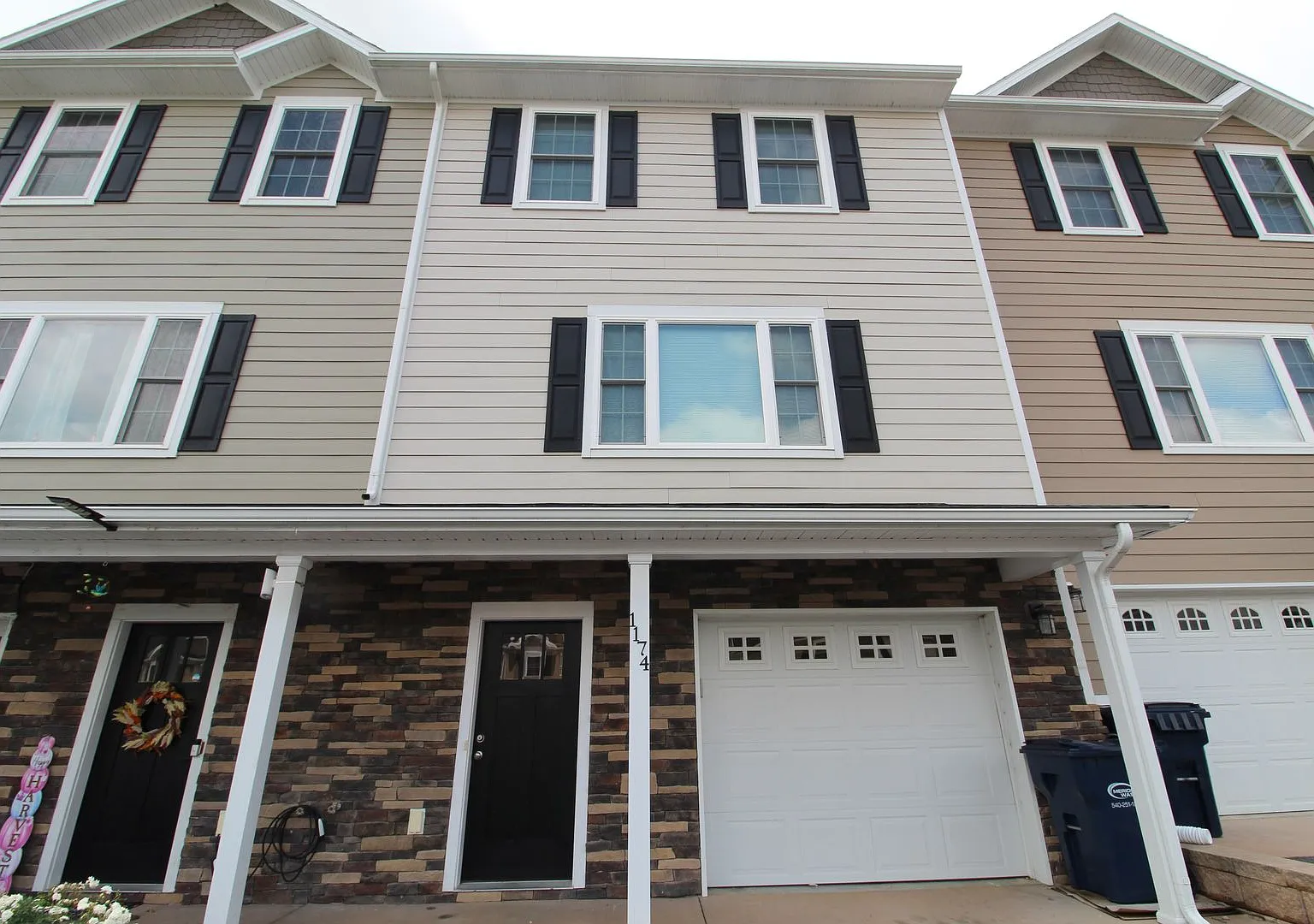 Spacious 3-Bedroom Townhome in Crescent Ridge with Garage & Private Patio — Photo 1