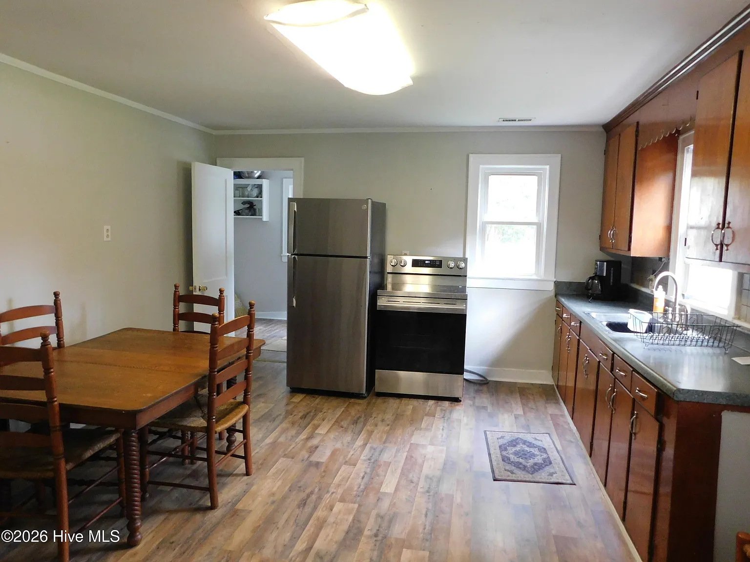 2 bed, 1.0 bath, $1,400 — Photo 4