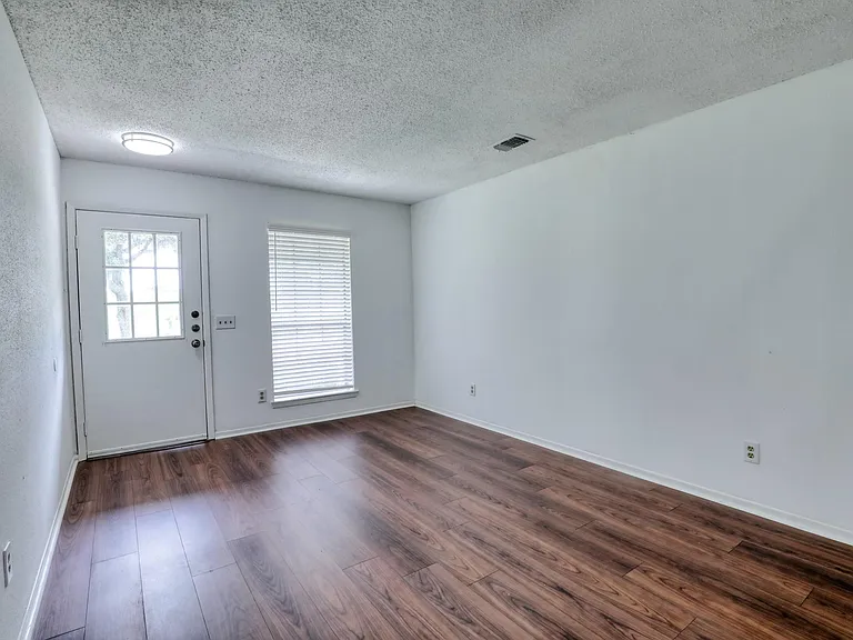 2931 Great Lakes Ave — Photo 4