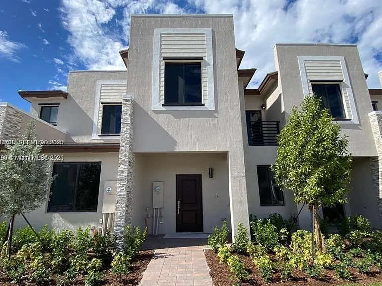 21071 NE 8th Ave — Photo 1