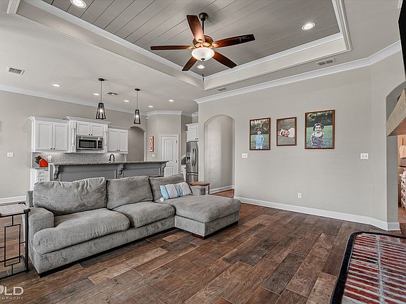 4th image of 402 Halifax Cir