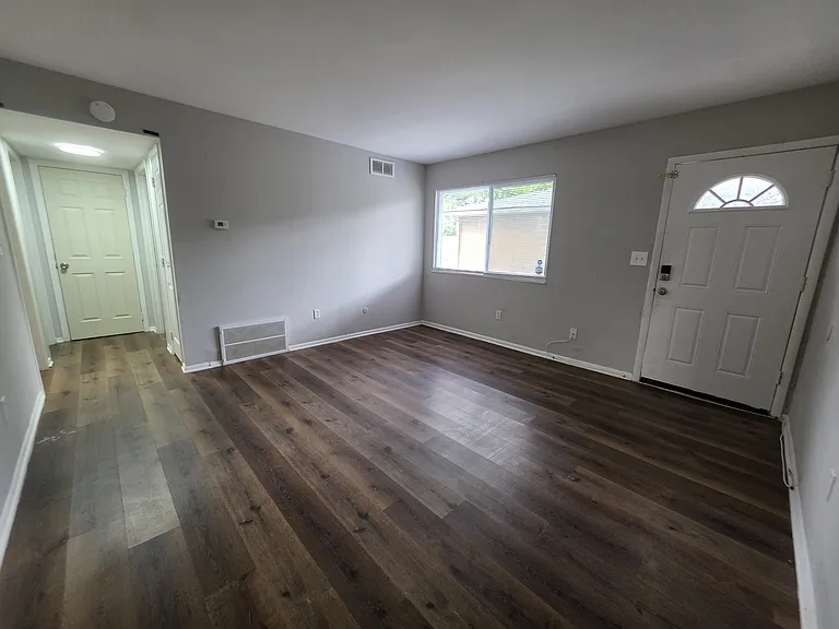 2404 Velma Ave — Photo 4