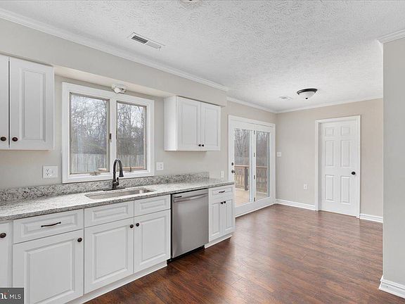 3rd image of 104 Southdown Cir