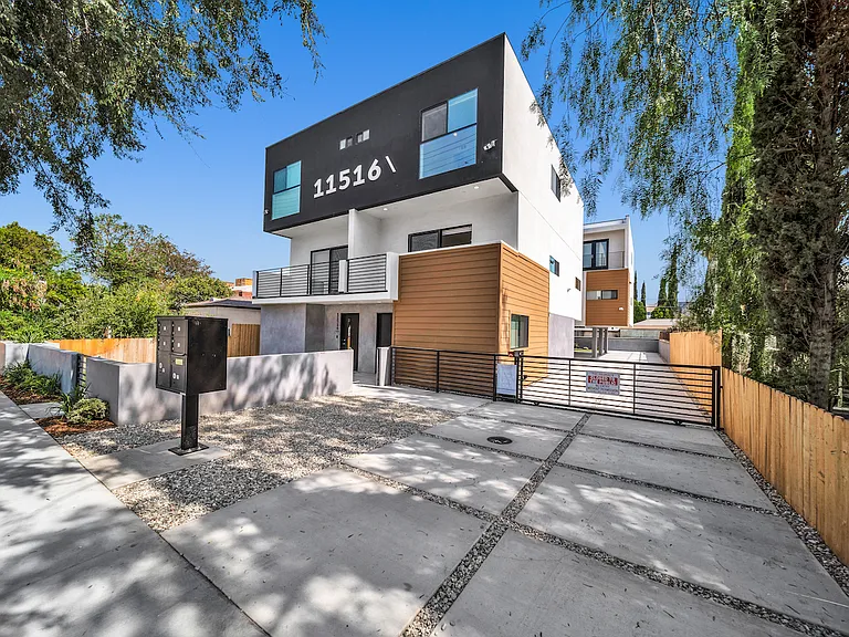 11516 Victory Blvd — Photo 40