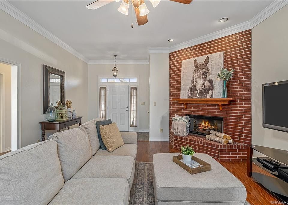 1st image of 415 Country Club Dr