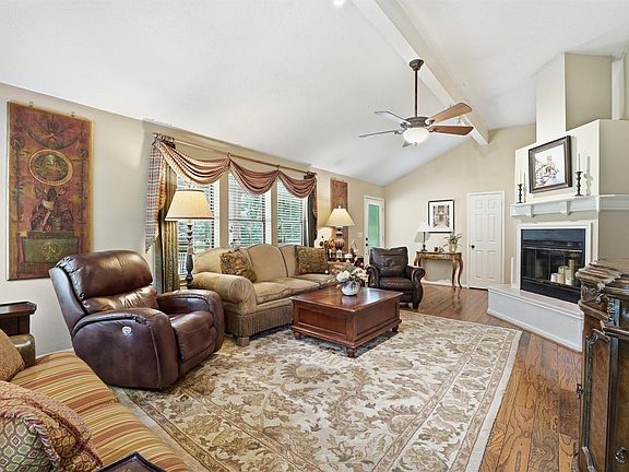 3rd image of 70 Oak Leaf Dr