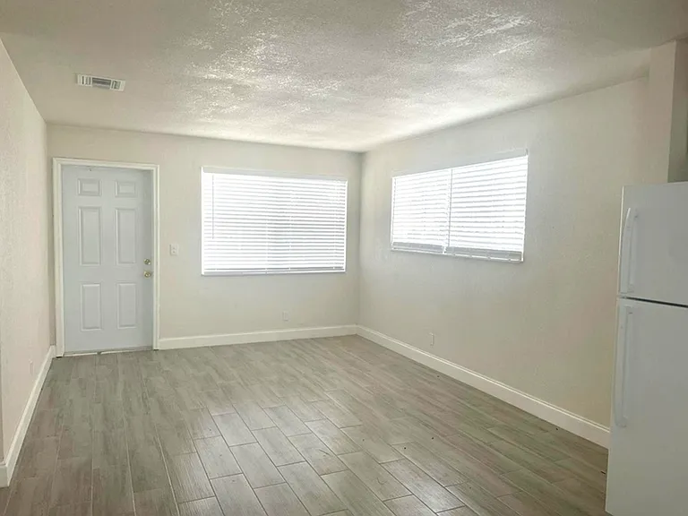 2300 Avenue S #8 — Photo 9