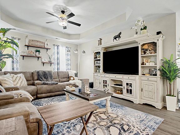 3rd image of 812 Hackberry Way
