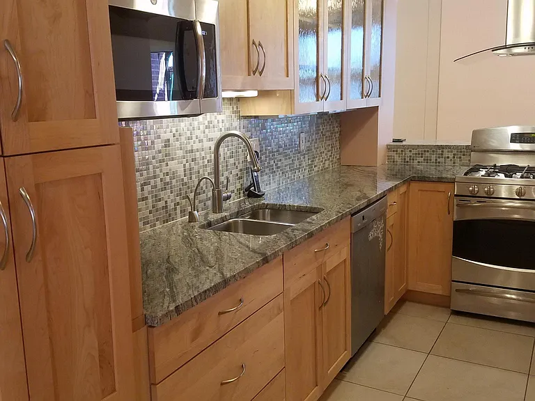 221 Head House Ct — Photo 2
