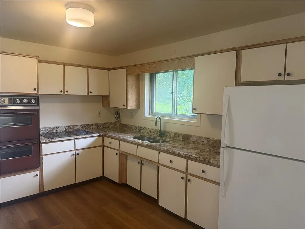 3 bed, 1.0 bath, 1200 sqft, $2,400 — Photo 3