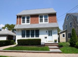 11 Brown St, Williston Park, NY 11596