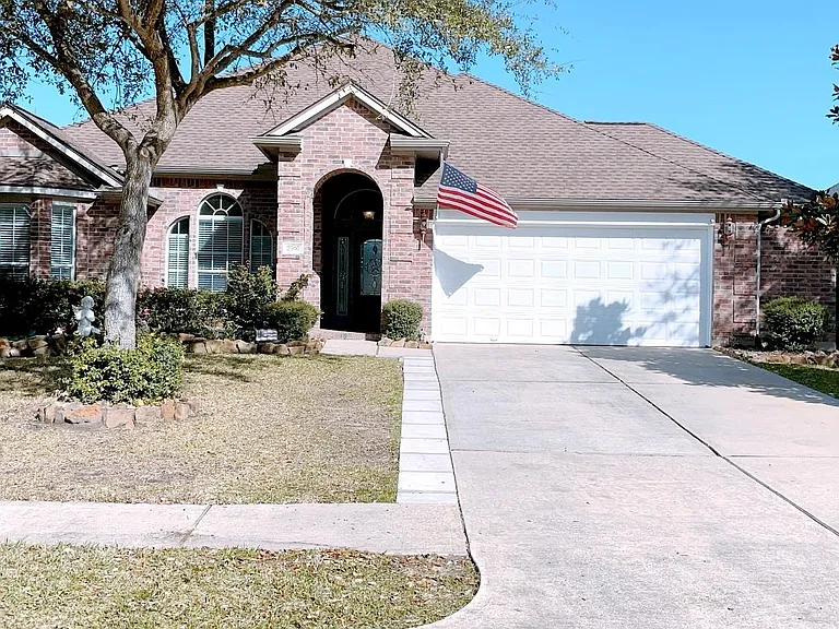 2910 Sandleigh Dr — Photo 1