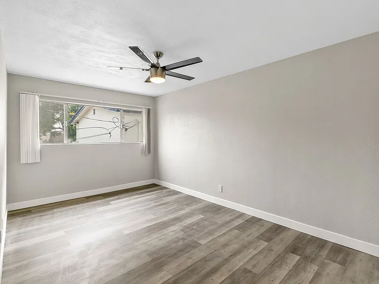 1315 W 19th St — Photo 9
