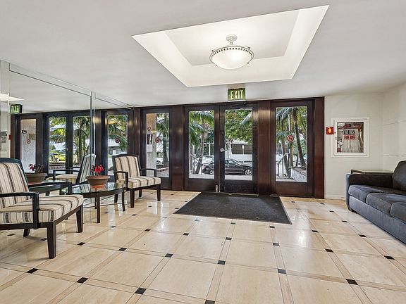 3rd image of 1262 S Barrington Ave APT 210