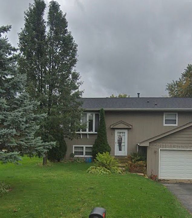 1st image of 12 Acorn Ln