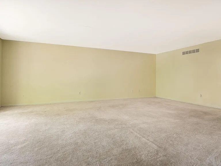 137 Weybridge Dr — Photo 8