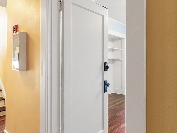 4th image of 4763 N Lombard St APT 5