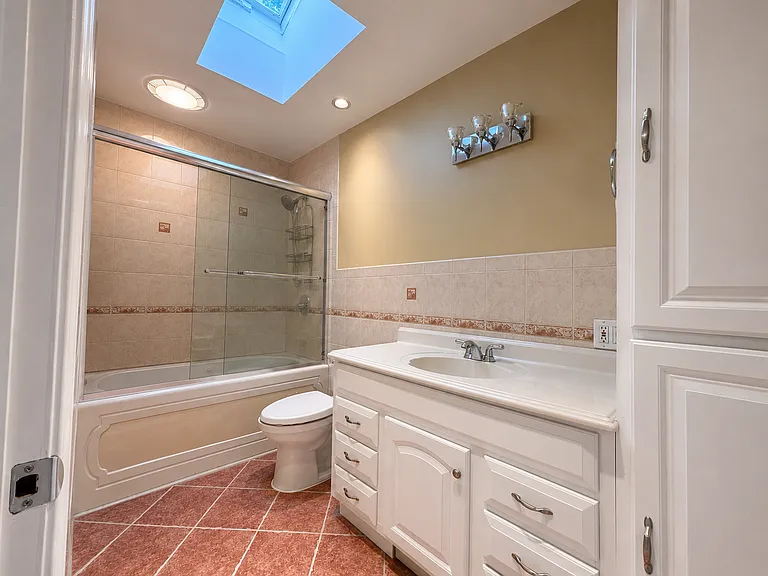 18 McLaughlin Dr — Photo 6