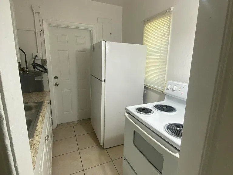 1448 NW 4th St — Photo 10