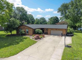 802 W Miller Dr, Staunton, IL 62088