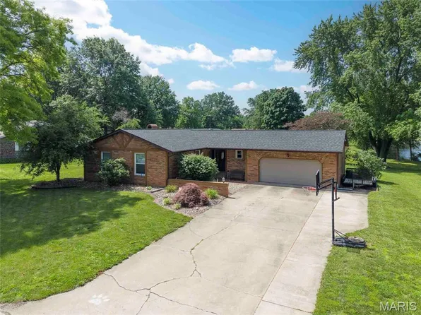 802 W Miller Dr, Staunton, IL 62088