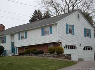8 Sharon Ln, North Stonington, CT 06359