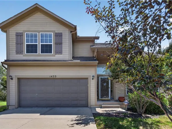 1433 Glen Dr, Louisburg, KS 66053