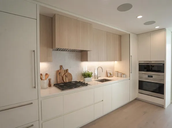 7418 Paulson St #707, Vancouver, BC V6P 0K2