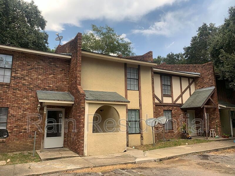 1st image of 820 E Railroad St