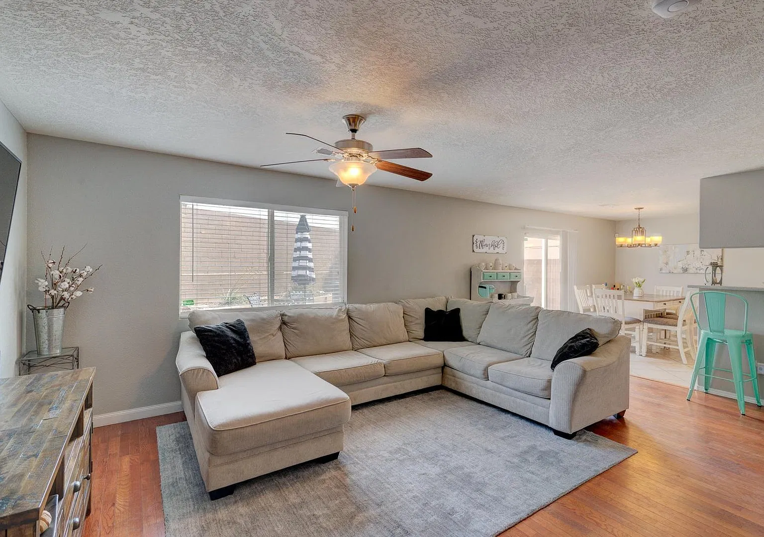 Coming Soon- 3 Bed 3 Bath Aprox 1678 Sq Ft - Desirable Neighborhood Close To Alameda And Louisian... — Photo 2