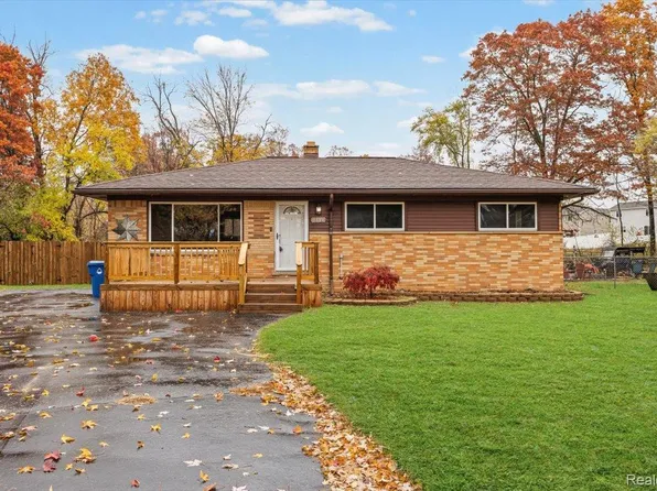 3880 Lotus Dr, Waterford, MI 48329