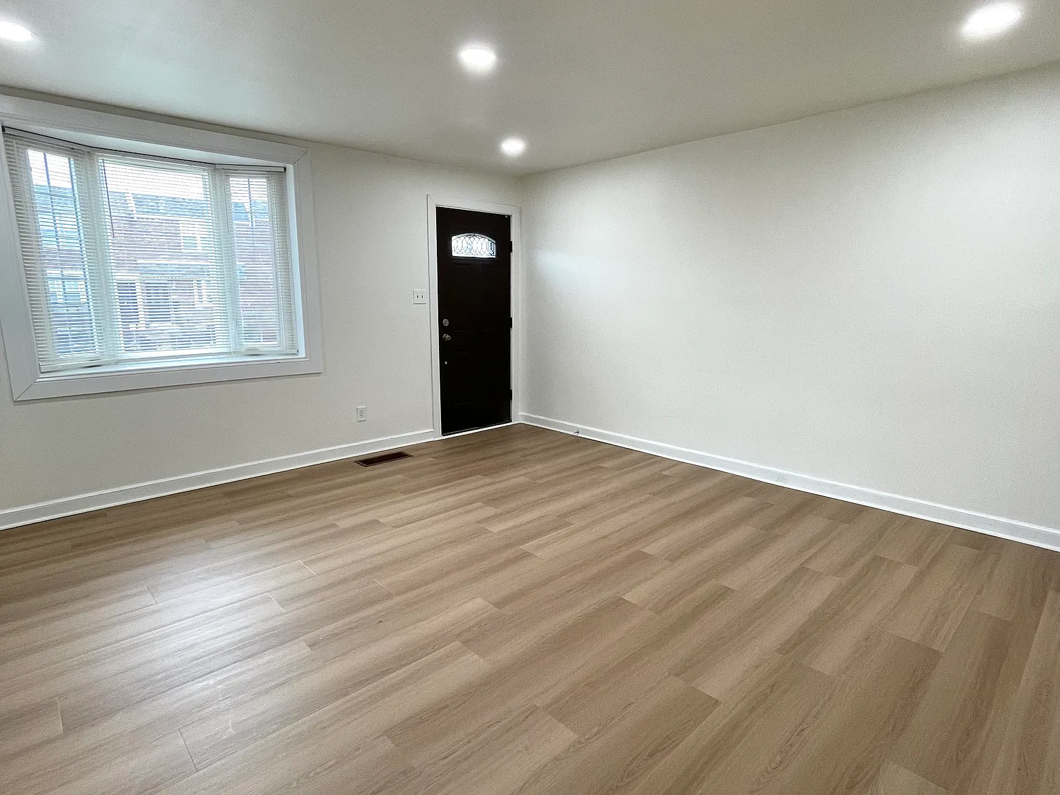 3 bed, 1204 sqft, $2,200 — Photo 3
