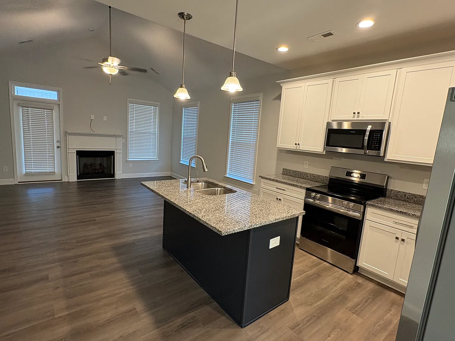 3 bed, 1536 sqft, $1,999 — Photo 2