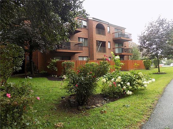 3rd image of 35 Bronxville Glen Dr #11