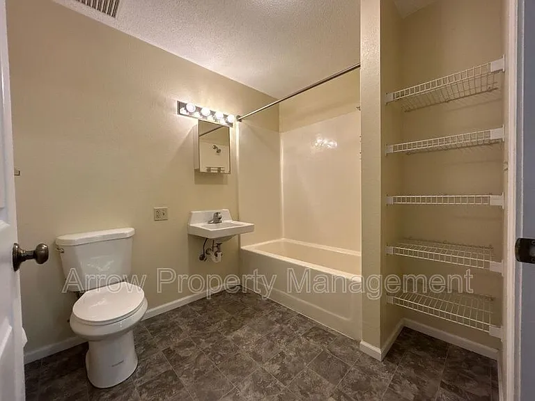 1015 W 14th St #3 — Photo 4