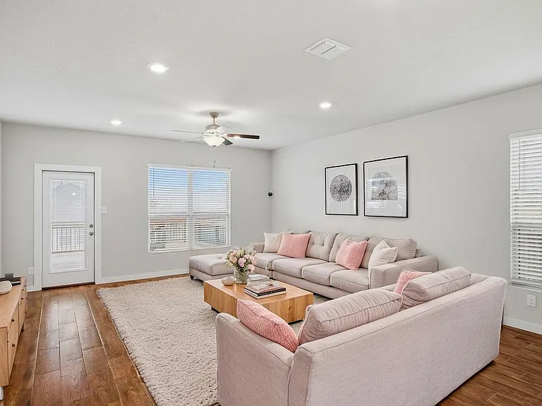 2431 Valencia Crst — Photo 3