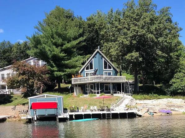 4220 W Lakeshore Dr, Brooklyn, IA 52211