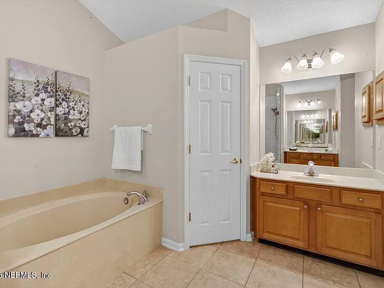 1634 Majestic View Ln — Photo 32