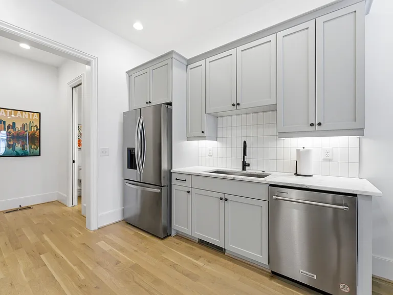 656 Bull St — Photo 4