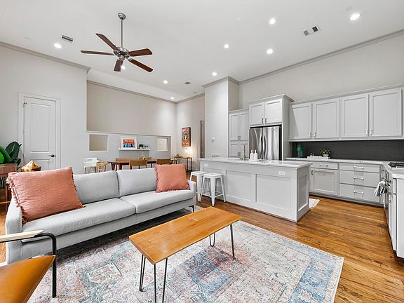 Living area (2nd floor)