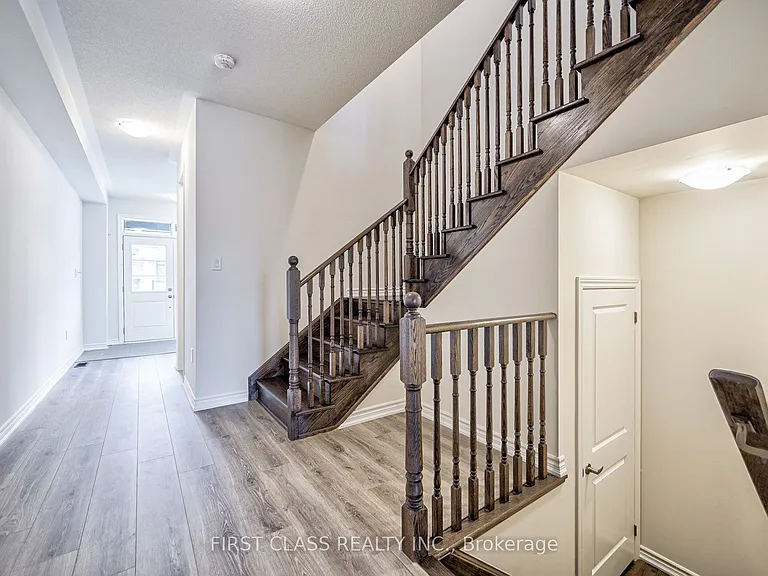 61 Kenneth Rogers Cres — Photo 9