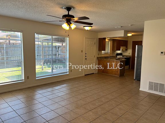 4th image of 2107A Oak Hollow St