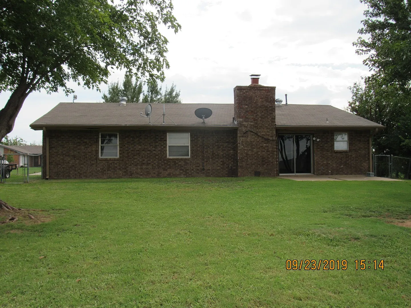East side! Updated! Granite counter tops! Hard surface flooring throughout! — Photo 3