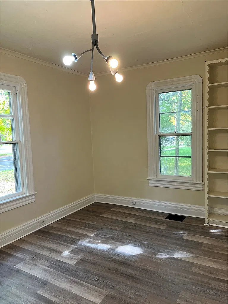 4 bed, 2.0 bath, 2156 sqft, $1,595 — Photo 3